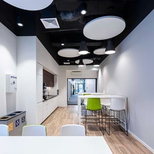 vista de cocina con mobiliario