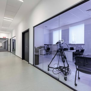 interior Zeiss pasillo con suelo de PVC Polyflor y mamparas de cristal