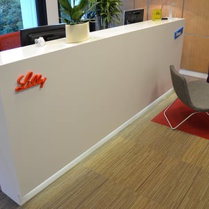 mueble recepcion en Corian blanco