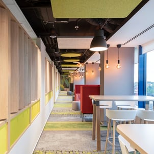 oficina zona de descanso con mesas altas y taburetes (chill out zone with high tables and stools)