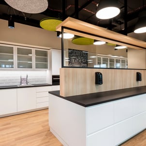 cocina con lacada en blanco y suelo de madera (white lacquered kitchen and wooden floor)
