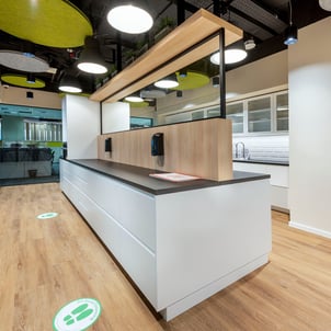 detalle de cocina en oficina Groupon (Detail of kitchen for Groupon)