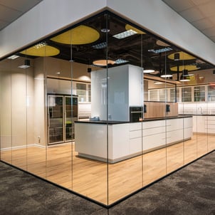 cocina cerrada con mampara de cristal (kitchen enclosed in glass partition in office design)