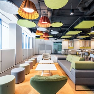 Espacio Coworking con comodos sofas Groupon 