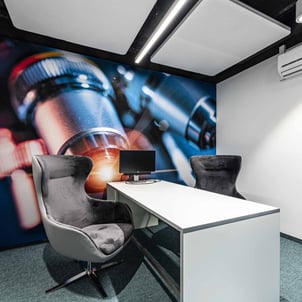 sala reuniones con grafico corporativo de Zeiss