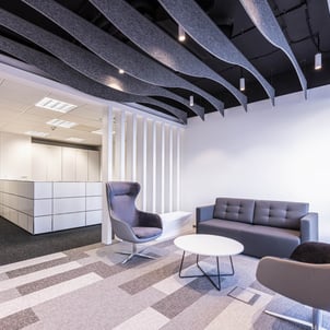 recepcion oficinas Zeiss con sofa y sillones grises