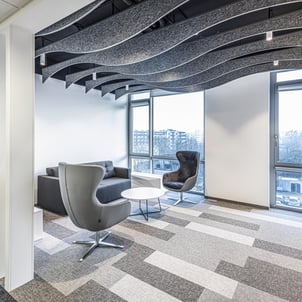 diseno de oficinas Zeiss recepcion con paneles acusticos ondulados 