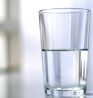 pusiau pilna stiklinė