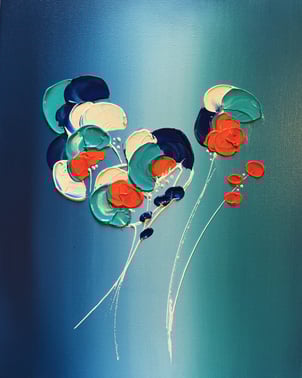 un tableau avec un fond dégradé bleu et des fleurs abstraites 