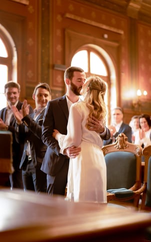 des mariés qui s'embrassent à la mairie