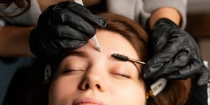 Design de Sobrancelhas em Joinville | Essence Podologia e Bem Estar