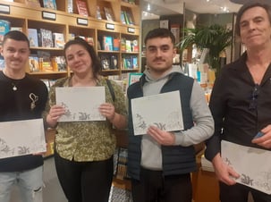 alain surina qui remet des diplomes shark education club chez nature et découvertes
