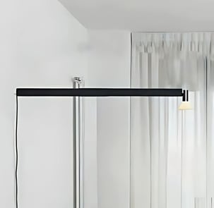 Luminaria de pared 2092W en acabado negro con cortina blanca de fondo