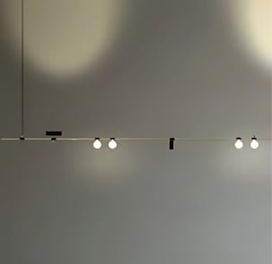 Sistema de iluminación modular E22 SYSTEM con focos orientables integrados en estructura lineal suspendida