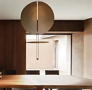 Lámpara técnica colgante REGINA en comedor con luz cálida y diseño circular