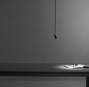 Lámpara colgante de sobremesa o lectura GUIU con luz directa, compacta y moderna