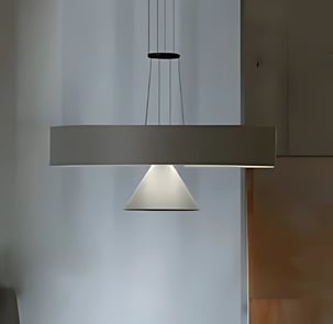Lámpara suspendida KIMO con doble estructura horizontal en ambiente interior sofisticado