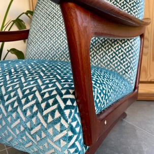 Réfection fauteuil scandinave velours géométrique romo turuqoise