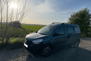 Dacia Dokker Camper steht in der Sonne – ideal für Camping und entspannte