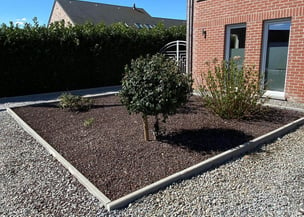 un parterre réaménager à l'avant d'une maison