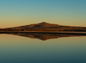 montanha e lago simetria perfeita