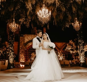 Novios abrazándose en medio de la pista de su venue en el día de su boda - Mejor fotógrafo de bodas