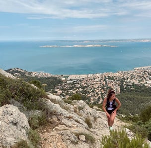 Trail en bord de mer avec vue sur Marseille – aventure outdoor avec Eminence Outdoor