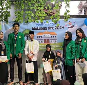 Pembagian Hadiah untuk Pemenang Kerajinan dari Stik Ice Cream