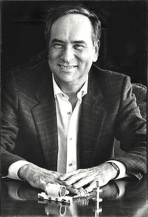 Theodore Maiman costruì il primo dispositivo basato sulla teoria dell'emissione stimolata di radiazi