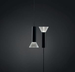 Lámpara suspendida LANTER con doble difusor de vidrio y cuerpo central negro en ambiente oscuro