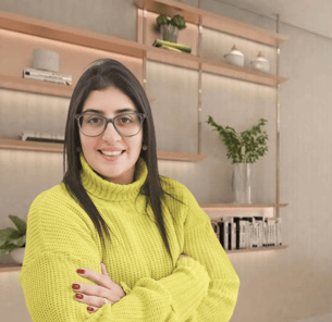 Foto da psicóloga sorrindo no consultório