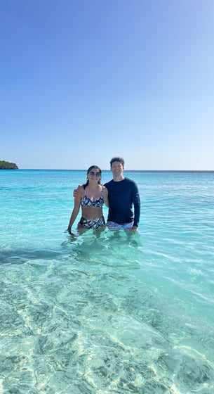 Casal curtindo as praias paradisíacas em Curaçao com águas cristalinas