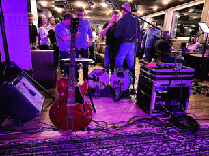 Gibson rouge es-135 pour Pytom en concert
