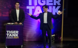 Fundadores de snacktein exponiendo en un evento