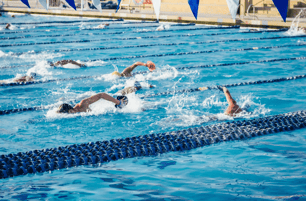 nadadores na piscina simetria
