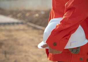 Homme avec casque chantier