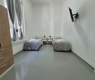 Hogar para adultos mayores en Lomas de Zamora con atención médica, rehabilitación, jardin grande