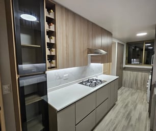 remodelacion cocina marron granito blanco