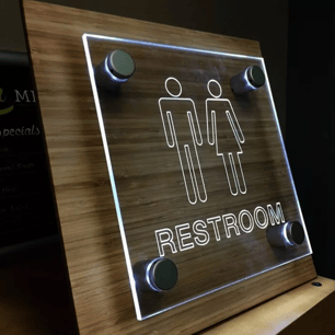 Panneau d’affichage toilettes gravé au laser – signalétique personnalisée réalisée par 3DPM France