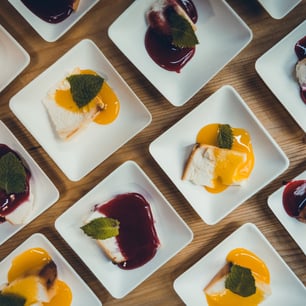présentation de plats dans des assiettes blanches