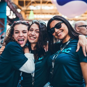 3 femmes amies souriantes en sweat shirt bleu