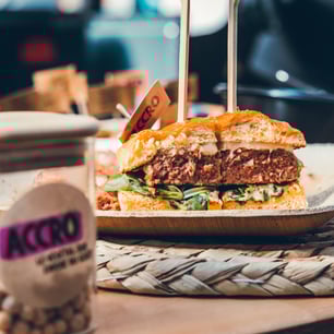 Un hamburger présenté dans une assiette