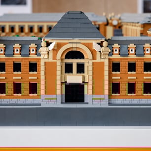 Une façade de batiments de couleur marron en Lego