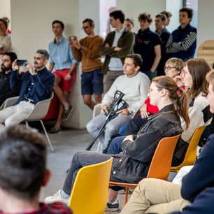Un ensemble der personnes réunies et assises dans une salle