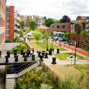 Vue d'ensemble sur l'extérieur d'un batiment en briques rouges