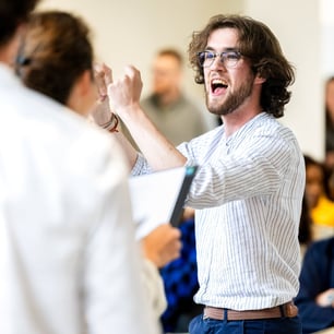 Un chanteur de chorale au milieu d'autres artistes