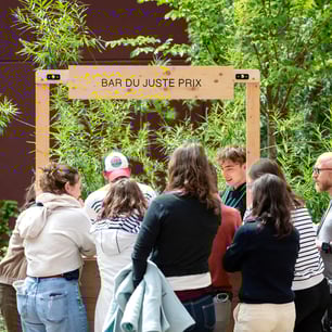 Une foule de personnes réunies ensemble à l'extérieur et discutant