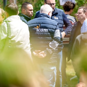 Une foule de personnes en veste bleu et discutant ensemble