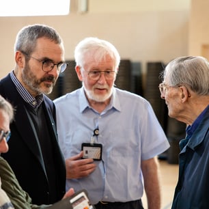 Un groupe de personne agées discutant ensemble