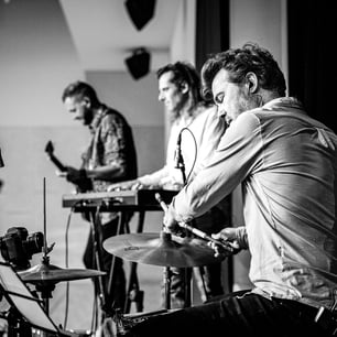 Un musicien jouant de la batterie les yeux fermés